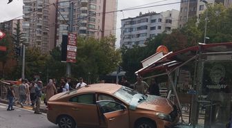 Kayseri'de Tramvay Durağına Giren Otomobil: 1 Yaralı