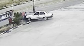 Aksaray'da Kontrolden Çıkan Otomobil Aydınlatma Direğine Çarptı
