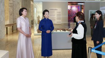 Peng Liyuan ve Kırgızistan First Lady'si Ulusal Tarih Müzesi'ni Ziyaret Etti