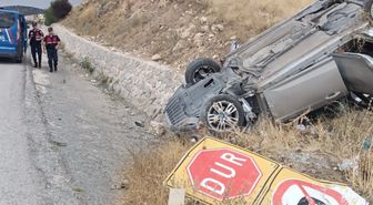 Afyonkarahisar'da Otomobil Refüje Devrildi: 2 Yaralı