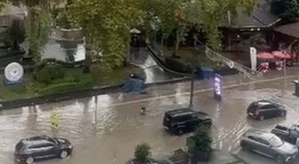 Rize'de Sağanak Hayatı Felç Etti