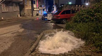 Samsun'da su borusu arızası yolu göle çevirdi