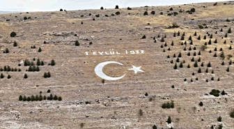 Seyitgazi'de Kurtuluşun 104. Yılında Dev Ay Yıldıza Anlamlı Bakım