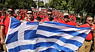 Atina'da mevsimlik itfaiyecilerden kadro talebi