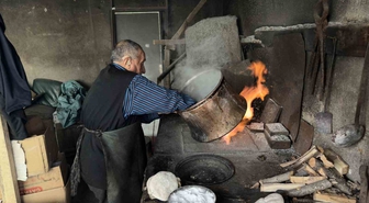 80 yaşındaki usta, 70 yıldır kalaycılık mesleğini yaşatıyor