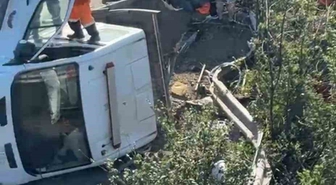Otoyolda çekici ot biçme aracına çarptı: 3 yaralı