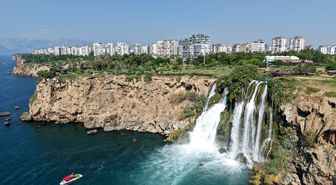 Düden Şelalesi Turistlerin Gözdesi