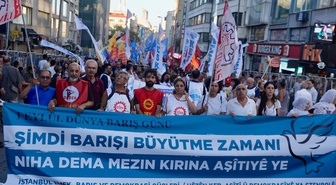 Kadıköy'de Dünya Barış Günü Yürüyüşü