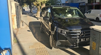 Bilecik'te Resmi Plakalı Araç Kaldırıma Park Etti
