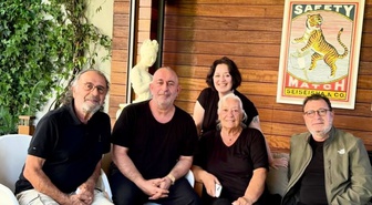 Cem Yılmaz taburcu oldu, ailesiyle ilk fotoğrafını paylaştı