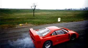 Lewis Hamilton, Hayalindeki Ferrari F40'ı Yeniden Hayata Döndürüyor
