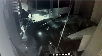 Mersin'de Otomobil İş Yerine Girdi: 1 Yaralı