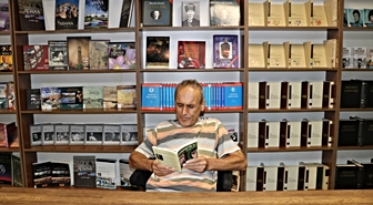 Adanalı Mevlüt Alpay: 56 Yıllık Kitap Tutkusu Kütüphanede Yaşıyor