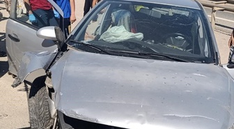 Orhangazi'de otomobil orta refüje daldı: 3 yaralı