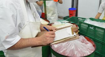 Tarihi geçmiş ürünlere akılalmaz yöntem! Etiketleri değiştirip yeniden satacaklardı