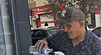 Yürek Isıtan An: Bitkin Martıyı Severken Kolunu Isırdı, O Yine de Su İçirdi