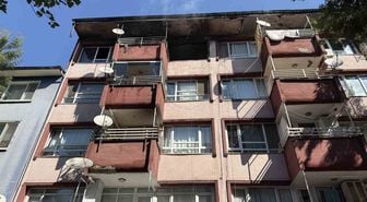 4 katlı binanın üst katında çıkan yangın paniğe neden oldu