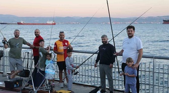 Gebze'de Baba-Çocuk Balık Tutma Etkinliği Renkli Görüntülere Sahne Oldu