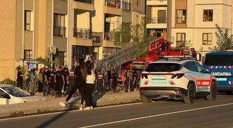 Diyarbakır'da Balkonda Asılı Kalan Kadın Komşusunun Müdahalesiyle Kurtarıldı