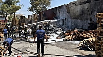 Denizli'de Palet Fabrikasında Yangın Söndürüldü
