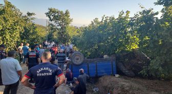 Hendek'te fındık işçilerini taşıyan traktör devrildi: 18 yaralı