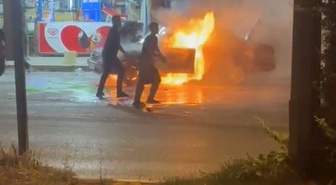 Park Halindeki Otomobil Alev Alev Yandı