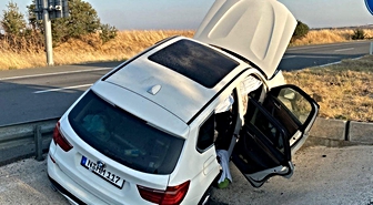 Keşan'da Gurbetçi Ailenin Otomobili Kavşak Duvarına Çarptı: 4 Yaralı