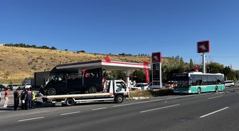 Niğde Yolunda Minibüs-Otobüs Çarpıştı: 3 Yaralı