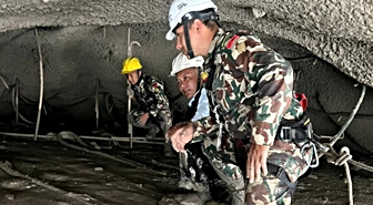 Nepal'de sel felaketi: HES tünelinde mahsur kalan işçiler için umut