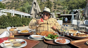 Şarkıcı Aydın Aydın, Ölüdeniz'de Şişme Kıyafetle İsrafa Dikkat Çekti