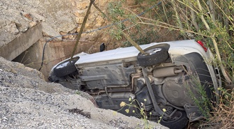 İspir'de Sürücüsü Rahatsızlanan Otomobil Menfeze Düştü: 3 Yaralı