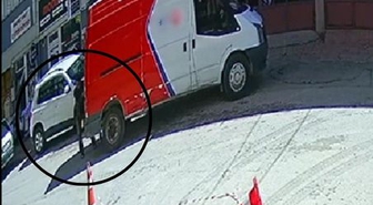 Geri Manevra Kazası: Yaya Yaralandı