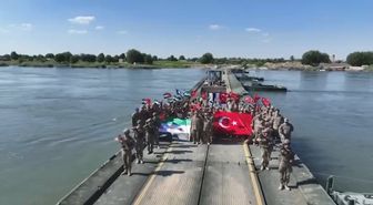 Türkiye'nin desteğiyle Suriye'de Fırat Nehri'ne yüzer köprü kuruldu