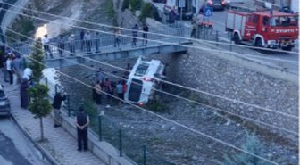 İskilip'te Diyaliz Hastalarını Taşıyan Servis Çaya Uçtu: 5 Yaralı