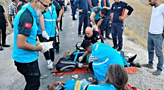 Keban'da Minibüs Uçuruma Yuvarlandı: 13 İşçi Yaralı