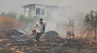 Antalya'da çalılık yangını: Evine zarar geldiğini sanan kadın gözyaşlarına boğuldu