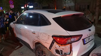 Park halindeki araçlara çarpan pikap sürücüsü yaralandı
