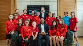 Minik Güreşçilerden Hamza Yerlikaya ve Yasemin Adar Yiğit'e Anlamlı Ziyaret