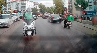 Motokuryenin Selamlaşma Kazası: Önündeki Araca Çarptı