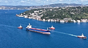İHA saldırısına uğrayan gemi İstanbul Boğazı'nda