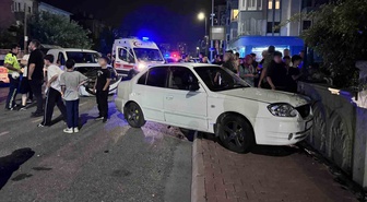 Kayseri'de Ticari Araç ile Otomobil Çarpıştı: Duvara Çarpan Araçta Can Kaybı Yok