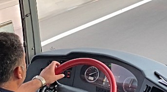 Otobüs şoförü seyir halinde telefonla müzik seçti