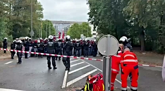 Köln'de Savaş Karşıtı Protesto: Kışla Girişi Kapatıldı, Polis Müdahale Etti