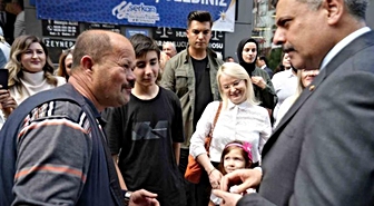 'Cin Fatih' Bakan'ın yolunu kesti! Verdiği anlamlı hediye dikkat çekti