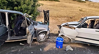 Besni'de İki Otomobil Çarpıştı: 8 Yaralı