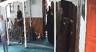 Adana'da Kadının Camiye Girdiği Sırada Çantasından Altın Çaldılar