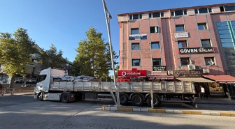 Erzincan'da Tır Dönüş Yaparken Aydınlatma Direğine Çarptı