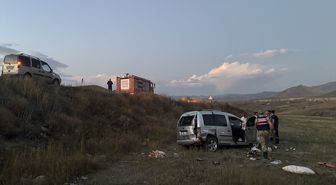Panelvan şarampole devrildi: 2 yaralı