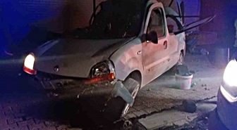Adıyaman'da Kontrolden Çıkan Araç İş Yerine Çarptı: 1 Yaralı