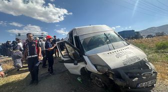 Hakkari'de servis kazası: 6 yaralı